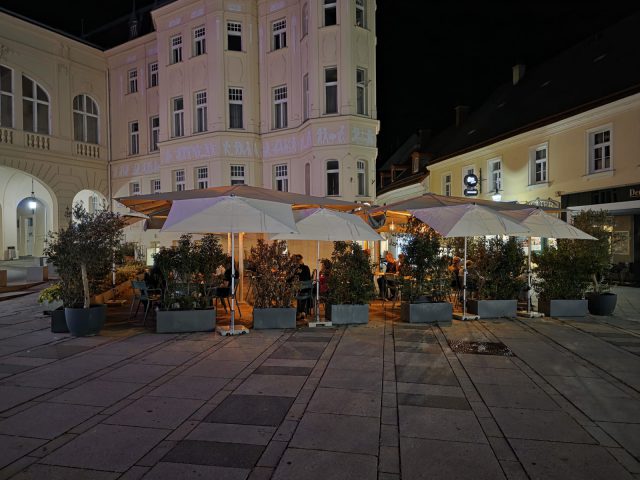 Schanigarten des Batzenhäusl am Theaterplatz in Baden bei Nacht